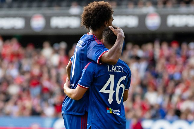 Joshua Zirkzee dan Shea Lacey