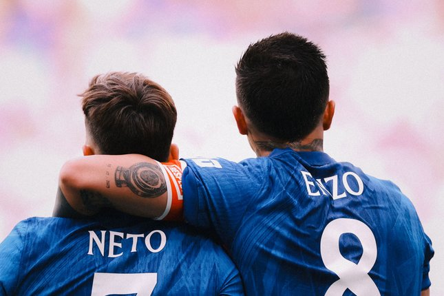 Enzo Fernandez bersama Pedro Neto