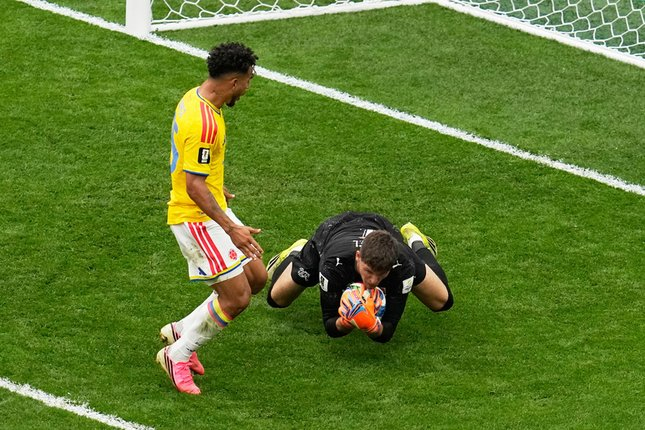Gregor Kobel mengamankan bola dari kejaran Luis Suarez