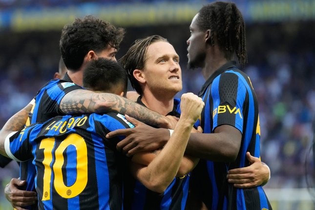Skuad Inter Milan merayakan gol Piotr Zielinski