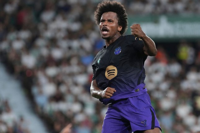 Karim Adeyemi merayakan gol debutnya
