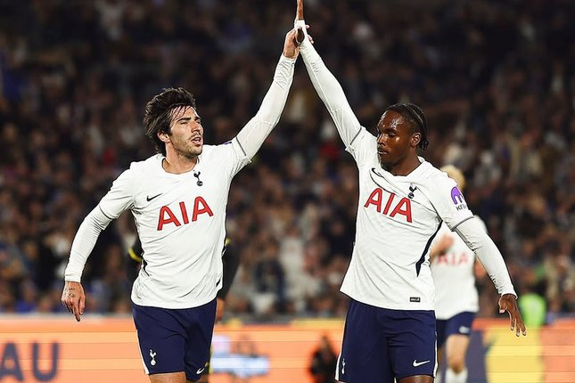 Skuad Tottenham merayakan gol Sandro Tonali ke gawang Chelsea