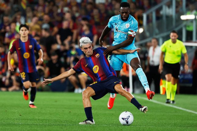 Pemain Barcelona, Pedri, berebut bola dengan pemain Athletic Bilbao, Inaki Williams